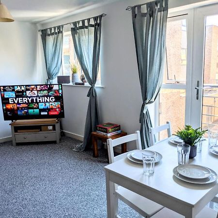 Simple 2-Bedroom 1.5 Bath Apartment In Thornhill เซาธ์แธมป์ตัน ภายนอก รูปภาพ