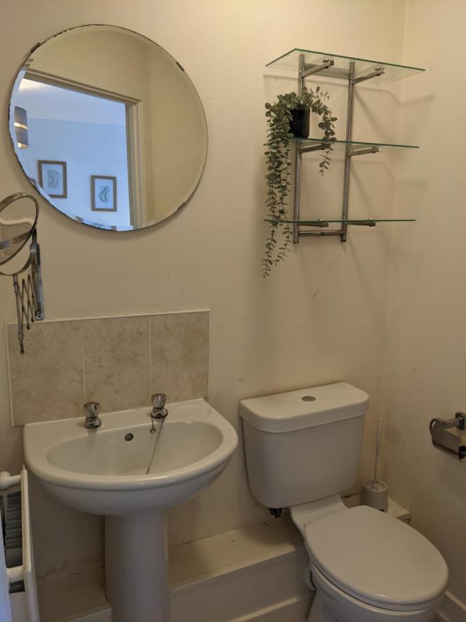 Simple 2-Bedroom 1.5 Bath Apartment In Thornhill เซาธ์แธมป์ตัน ภายนอก รูปภาพ