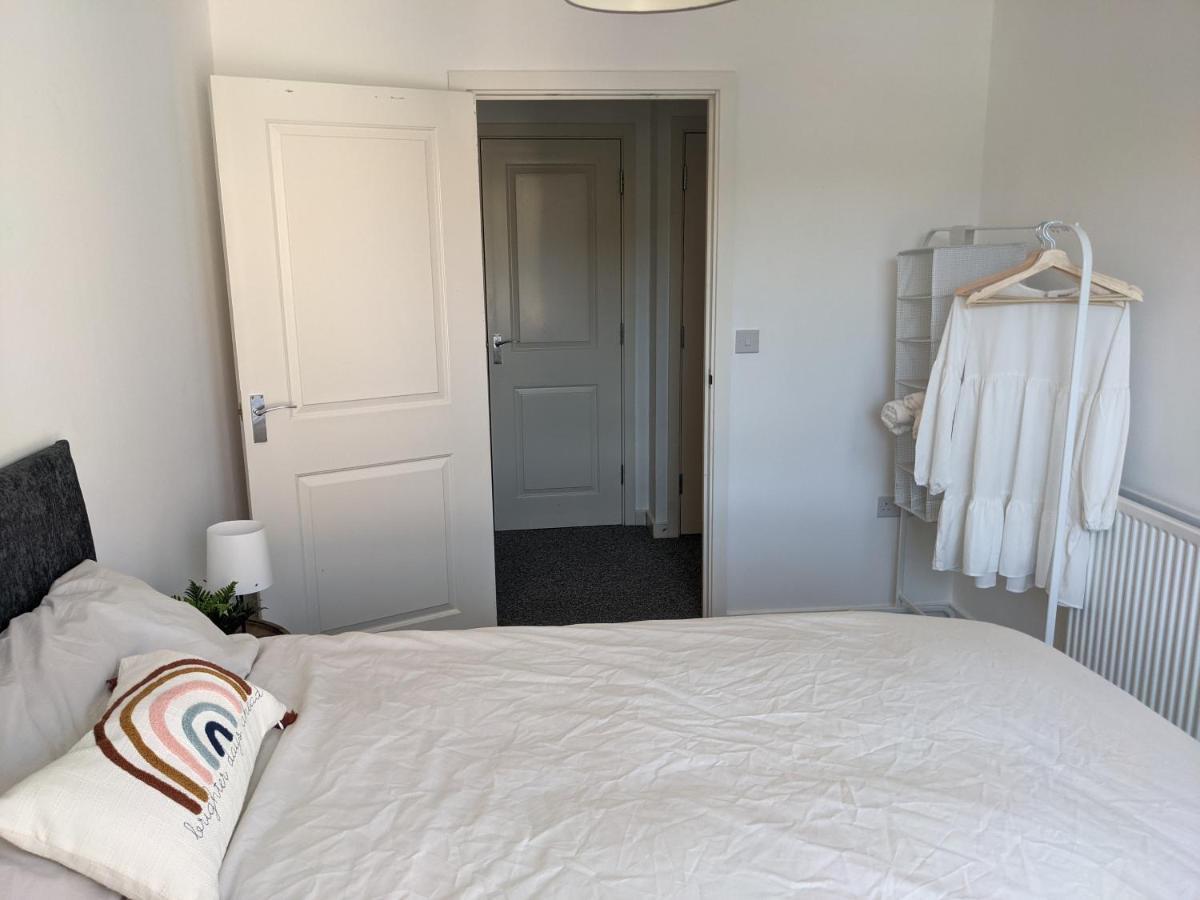Simple 2-Bedroom 1.5 Bath Apartment In Thornhill เซาธ์แธมป์ตัน ภายนอก รูปภาพ