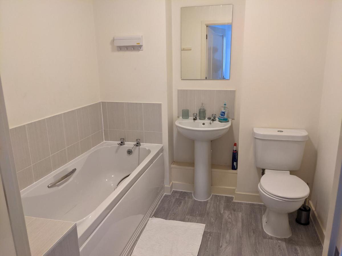 Simple 2-Bedroom 1.5 Bath Apartment In Thornhill เซาธ์แธมป์ตัน ภายนอก รูปภาพ