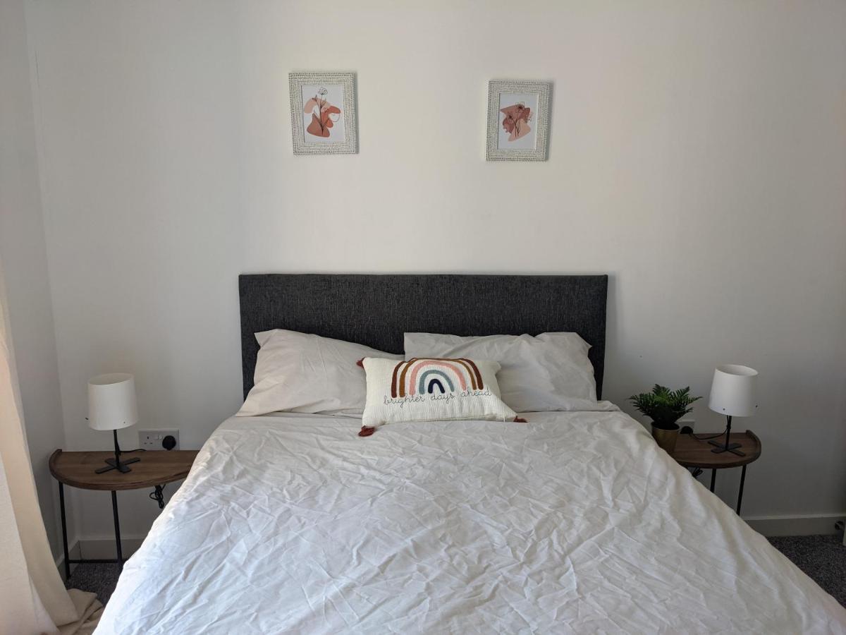 Simple 2-Bedroom 1.5 Bath Apartment In Thornhill เซาธ์แธมป์ตัน ภายนอก รูปภาพ