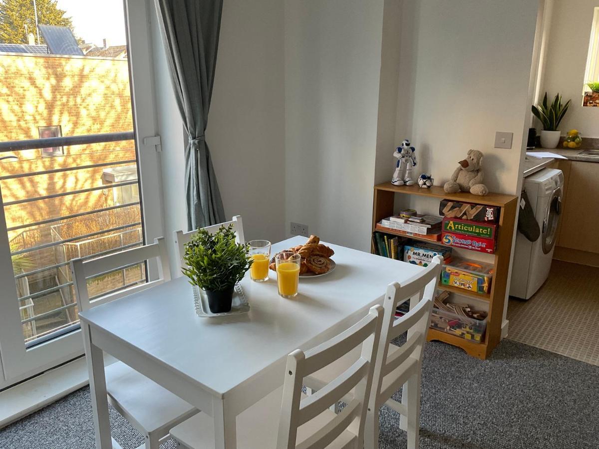 Simple 2-Bedroom 1.5 Bath Apartment In Thornhill เซาธ์แธมป์ตัน ภายนอก รูปภาพ