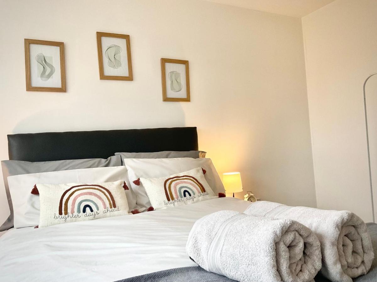 Simple 2-Bedroom 1.5 Bath Apartment In Thornhill เซาธ์แธมป์ตัน ภายนอก รูปภาพ
